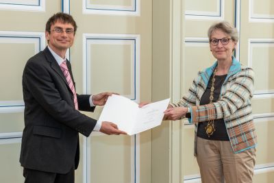 Prof. Ursula M. Staudinger, Rector of TU Dresden, hands over the certificate of appointment to Prof. Benjamin Friedrich
